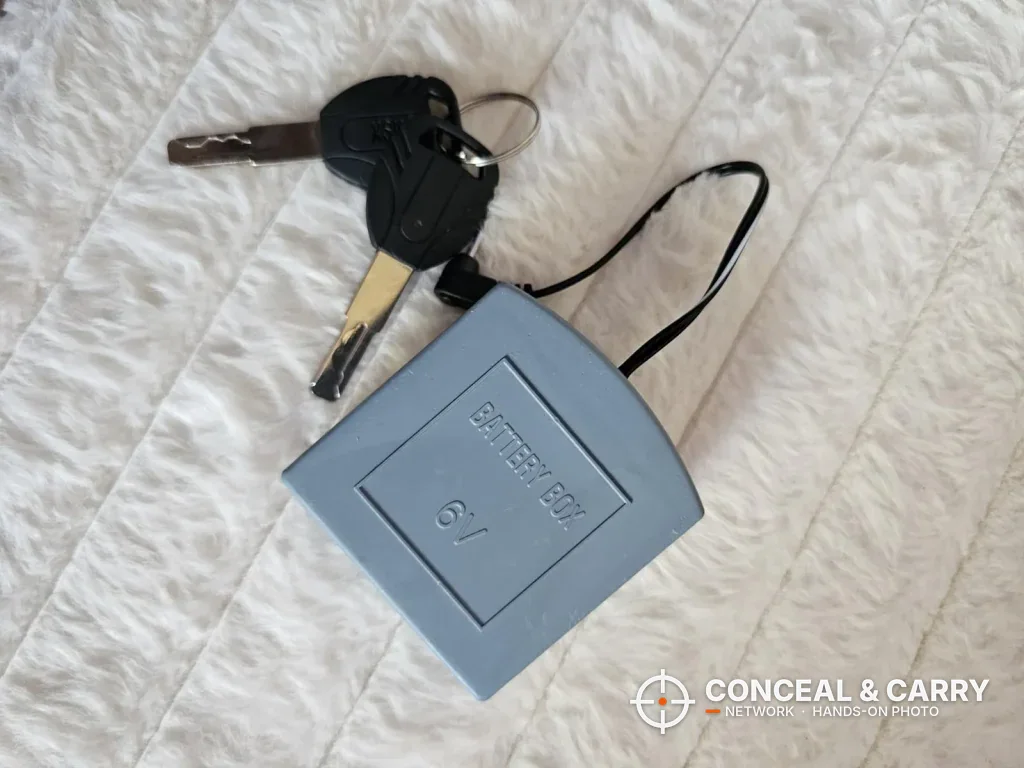 KAER 2-3 gun rifle safe keys next to a small 9V battery box