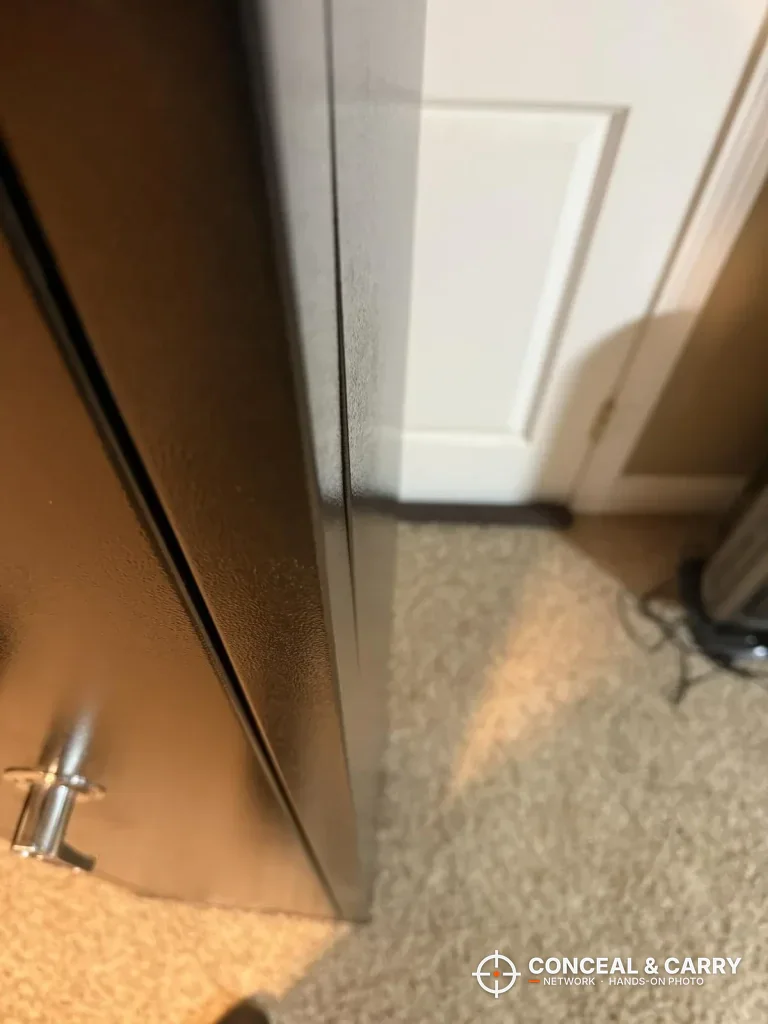 KAER 3-5 gun fingerprint safe door edge with a bolt showing