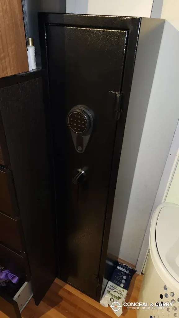 KAER 3-gun rifle safe standing closed with the door slightly open