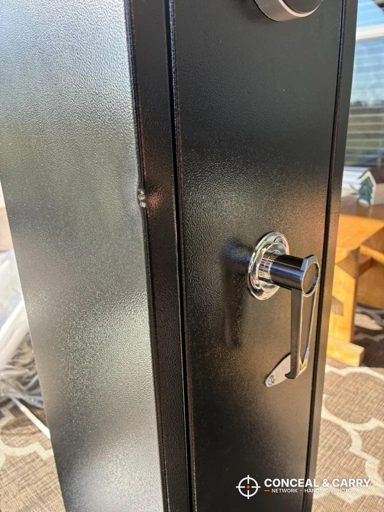 Side view of the KAER 3-gun rifle safe door and handle