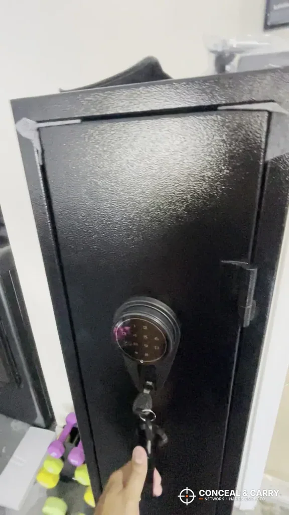 Hand at the key lock under the keypad on the KAER long gun safe