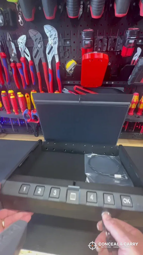Backup key in the lock of the open ONNAIS Iron Pro