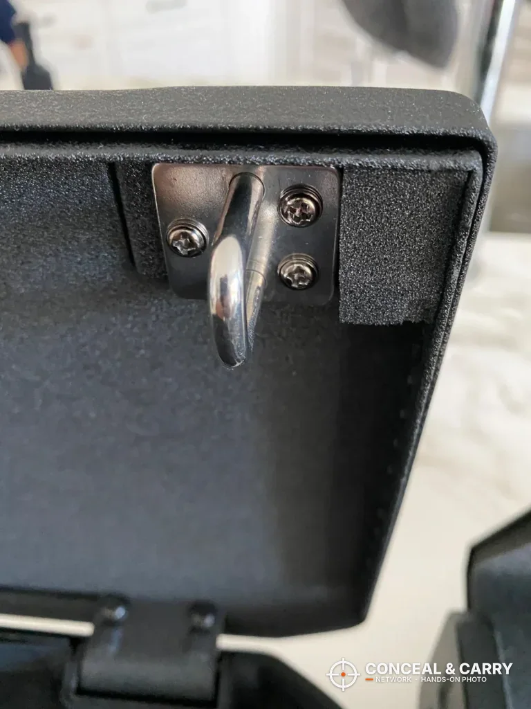 Steel latch hook under the lid of the ONNAIS Iron Pro