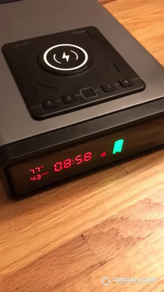 XDeer safe front display with the red clock and green battery icon